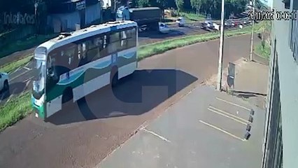 Câmera registra engavetamento com três veículos na BR-277, em Cascavel