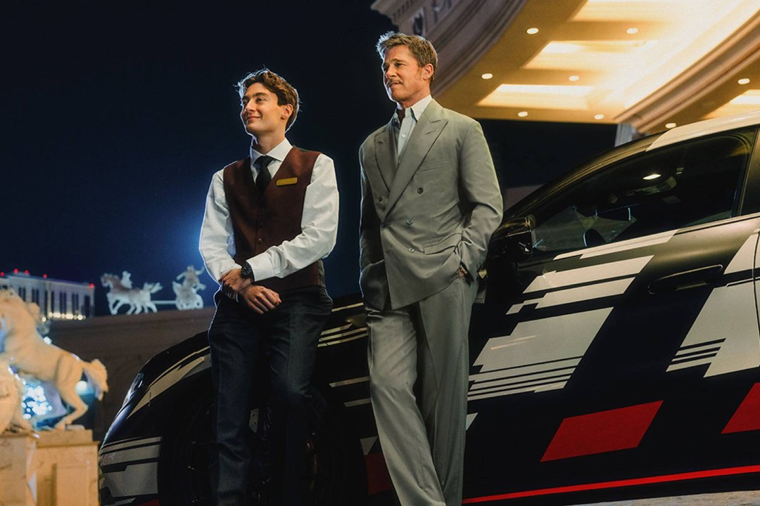 Cuando a Brad Pitt le entrega el Mercedes un botones llamado George Russell.