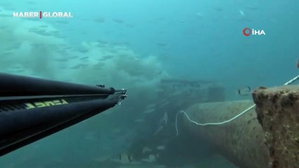 Balık avı için zıpkınlı dalış yaptı, boğaza dökülen atık suyu görüntüledi