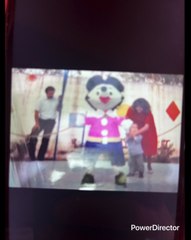 MÁS FOTOS CON ESE TRAJECITO  GRIS IGUAL AL DE LA PROFECÍA PELÍCULA 1976 Y AYER YA SOLTARON A LA BESTIA DAMIEN JA YO JA