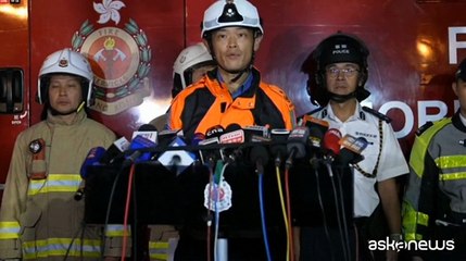 Incendio devastante a Hong Kong: tre grattacieli avvolti dalle fiamme