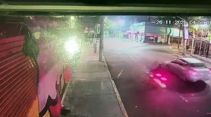 VIDEO Metrobús arrolla a motociclista en Iztacalco; ambulancias tardan más de 40 minutos en llegar