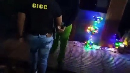 Arrestan en aeropuerto a hombre vinculado a cargamento de 1,360 paquetes de cocaína