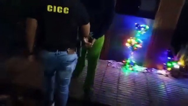 Arrestan en aeropuerto a hombre vinculado a cargamento de 1,360 paquetes de cocaína