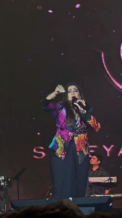 Shreya Ghoshal interacting with audience