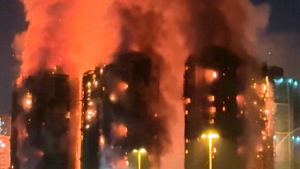 A Hong Kong, un immense incendie ravage plusieurs immeubles résidentiels