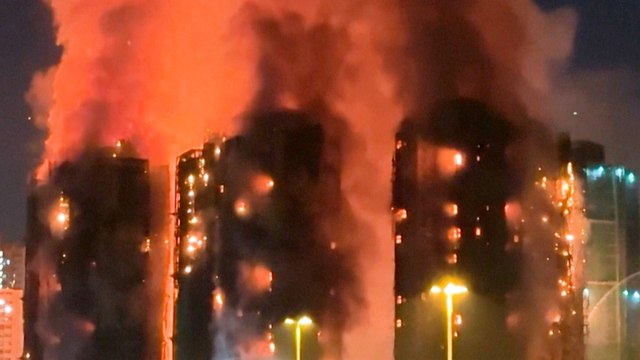 A Hong Kong, un immense incendie ravage plusieurs immeubles résidentiels