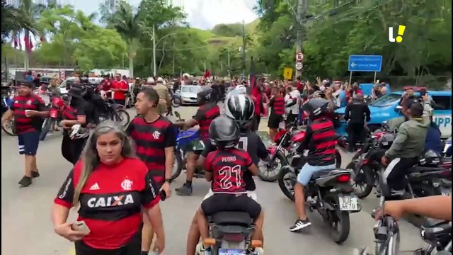 Torcida do Flamengo vai à loucura com saída do ônibus no Ninho do Urubu.