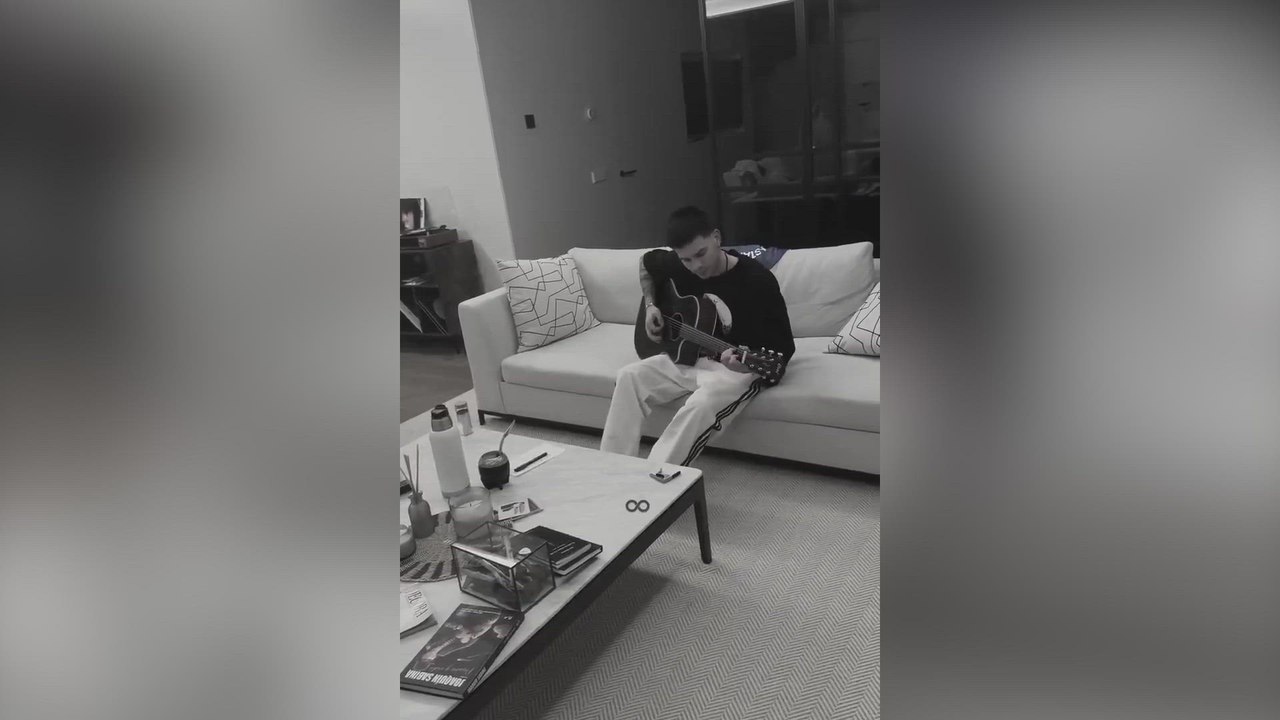 El emocionante homenaje de Mastantuono a Maradona a ritmo de guitarra