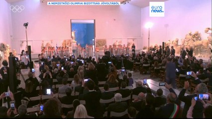 Fellobbant az olimpiai láng Olümpiában