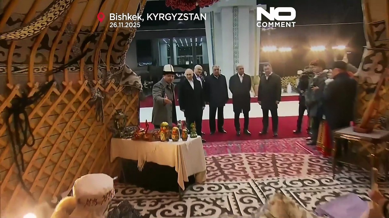 Путин сыграл на комузе в Кыргызстане во время г...