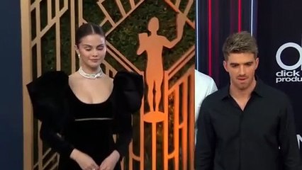 Selena Gomez & Drew Taggart’s 1st Photos Holding Hands On Date Night In Nyc