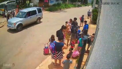 Criança é atropelada por moto e motorista foge sem prestar socorro