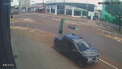 Câmeras flagram Saveiro furando preferencial e atingindo motociclista no Centro