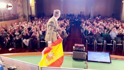 Apoteósica entrada al escenario de Carlos Cuesta para empezar su programa en Zaragoza