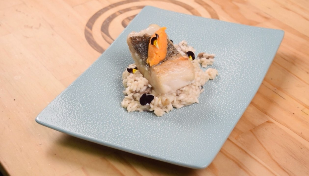 Risotto de hongos coronado con pargo y cremoso de zanahoria