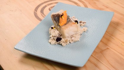 Risotto de hongos coronado con pargo y cremoso de zanahoria