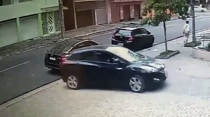 Motorista bate em carro parado e atropela dono que cobrava acerto