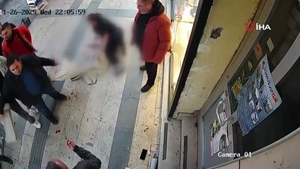 Bıçaklı saldırıya uğrayan kadını, esnaflar meyve kasalarıyla kurtardı