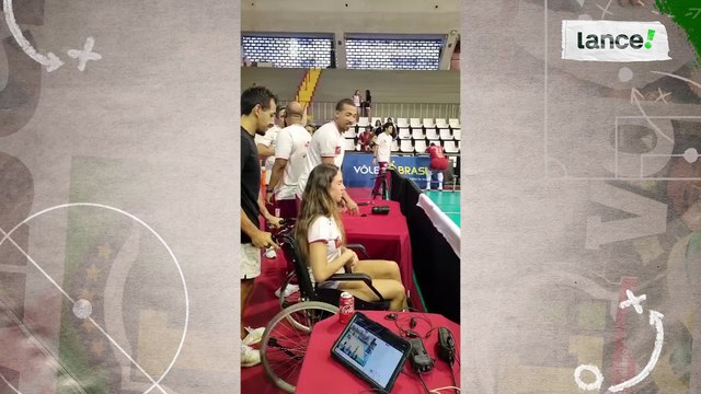 Julia Azevedo, em cadeira de rodas, assiste ao aquecimento das companheiras do vôlei do Tijuca