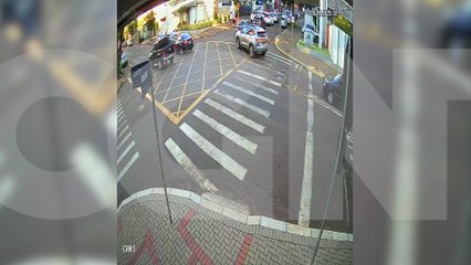 Câmera flagra colisão entre carro e moto em cruzamento com “Yellow Box” no Centro