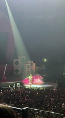 Anna Pepe ferma il concerto dopo lo spray al peperoncino: "Tutto a posto raga?"