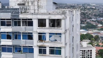 Explosión en edificio de Pueblo Nuevo, bomberos desalojan el lugar