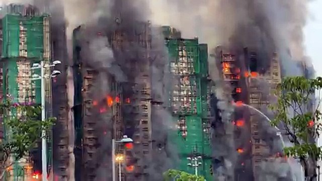 Chamas se espalham pelo complexo de edifícios em Hong Kong