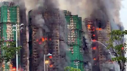 Chamas se espalham pelo complexo de edifícios em Hong Kong