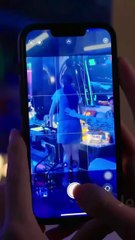 El CEO estaba siendo perseguido, y una camarera lo salvó. Esa misma noche quedó embarazada