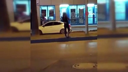 Sarıçam’da akşam saatlerinde refüjde tuhaf hareketler yapan genç kız, çevredeki vatandaşları endişelendirdi. O anlar bir cep telefonu kamerasıyla kaydedildi.