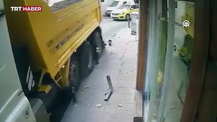Kamyonun çarptığı duba fırlayarak dükkana girdi