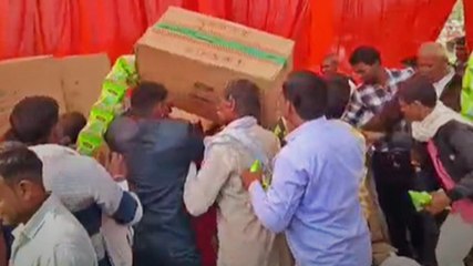 सामूहिक विवाह कार्यक्रम में चिप्स पैकेट लूटकर भागे लोग