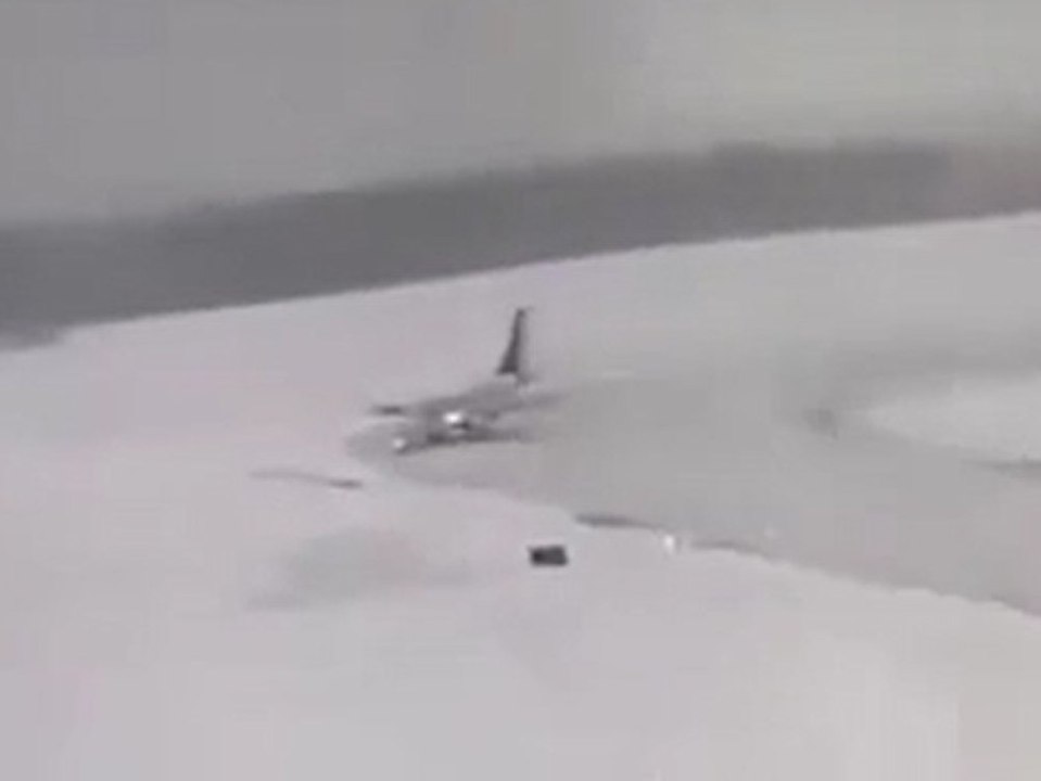 Im Schneechaos: Flugzeug schlittert von der Landebahn