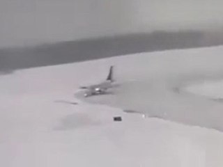 Im Schneechaos: Flugzeug schlittert von der Landebahn