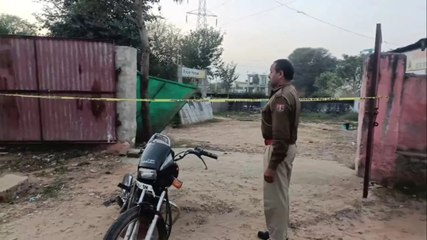 होटल के बाहर खड़े 2 युवकों पर फायरिंग कर भागे बदमाश