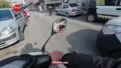 İstanbul'da trafiğinde yol verme kavgası: Motokuryeye keserle saldırdı!