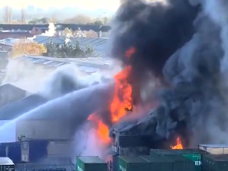 Großbrand entzündet Feuerwerkskörper: Tausende evakuiert