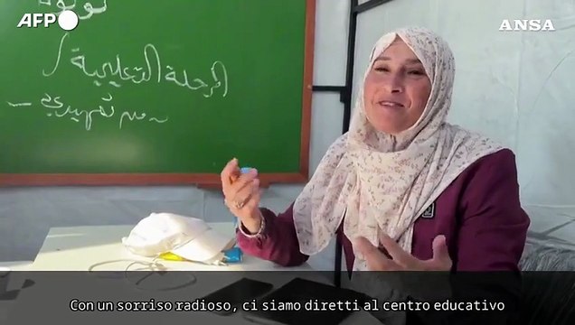 A Gaza i bambini palestinesi tornano a scuola, lezioni in un'aula improvvisata nel cortile