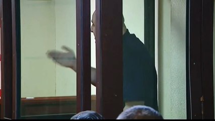 Líder da oposição recebe sentença maior por atirar água a juiz