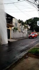 Cano estoura e moradores ficam ilhados após alagamento em Contagem