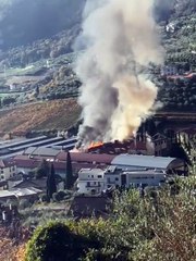 Varone, il rogo sul tetto della cartiera