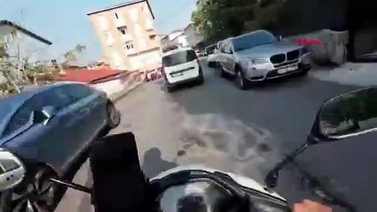 İstanbul trafiğinde eli keserli trafik teröristi dehşeti kamerada!