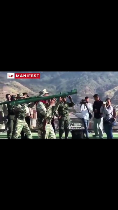 Le Manifest - Des militaires vénézuéliens s’exercent à la défense aérienne depuis un toit de Caracas, au moment où près de 30 % des bâtiments de guerre de l’US Navy sont déployés dans les Caraïbes.