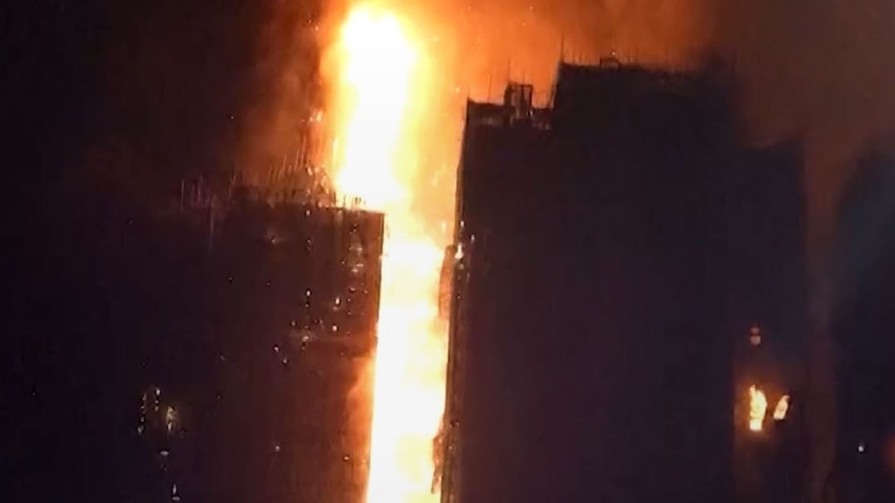 Hong Kong Fire: बांस की स्कैफोल्डिंग में लगी भीषण आग