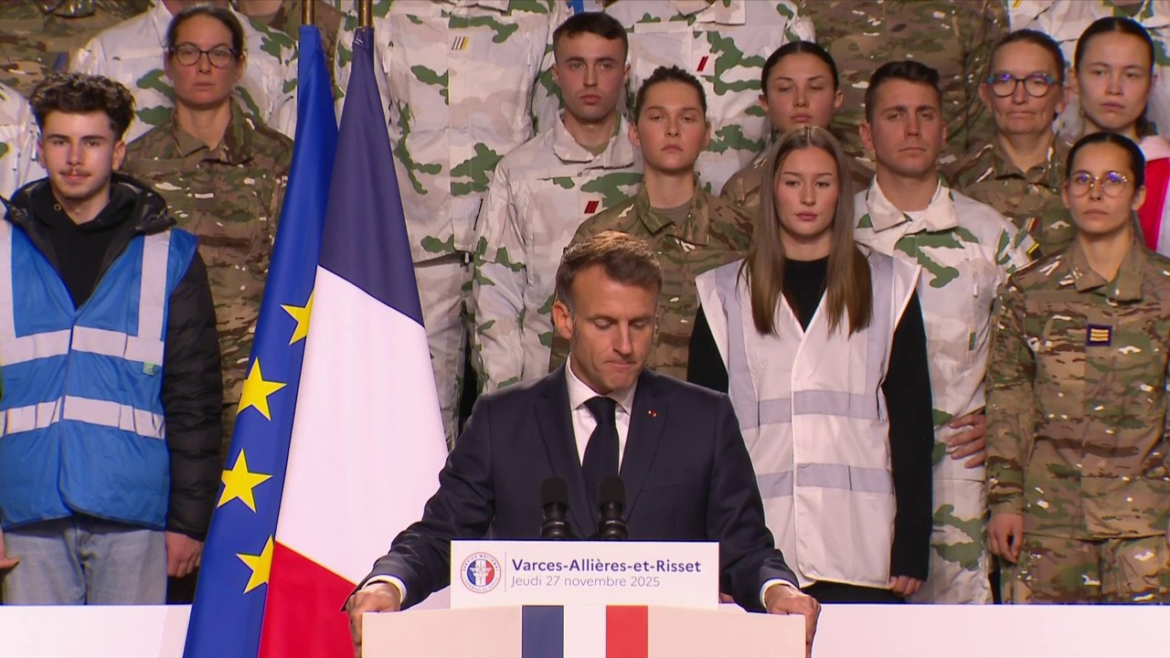 "3.000 jeunes seront choisis pour effectuer le service national à l'été 2026 (...) pour atteindre 50.000 jeunes en 2035", annonce Emmanuel Macron