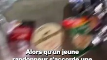 Il fait une pause pique-nique en pleine randonnée, un renard surgit et lui vole son camembert !