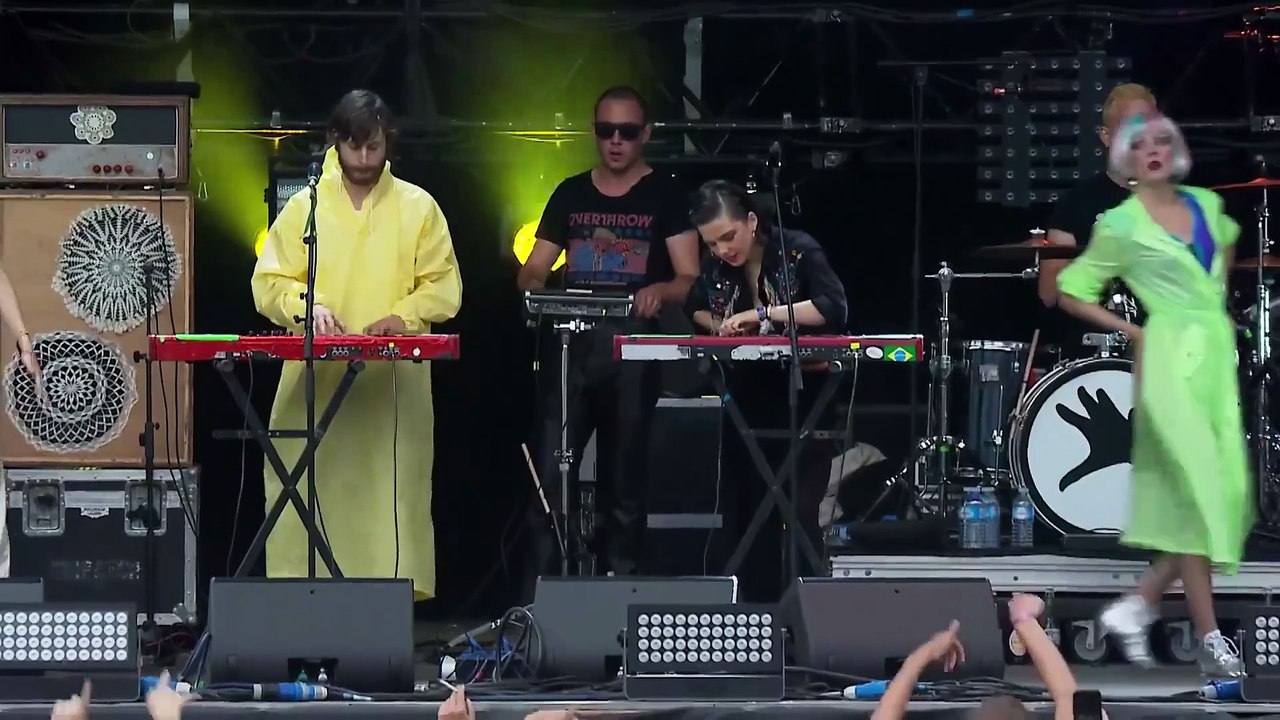 La Femme chante son tube "Sur la Planche" à Lollapalooza Paris
