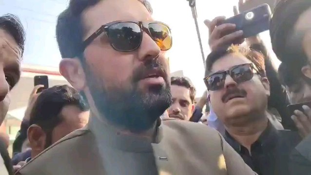 ‏میں ایک صوبے کے ساڑھے 4 کروڑ عوام کا نمائندہ ہوں، 8 ویں بار آ رہا ہوں، مجھے عمران خان سے کیوں نہیں ملنے دیا جا رہا؟ کیوں ایک صوبے کی تذلیل کی جا رہی ہے، ہم بھی آپ کے ساتھ ایسا سلوک کریں تو کیسا لگے گا، میں ملنے آیا ہوں، یہاں بیٹھوں گا، سہیل آفریدی