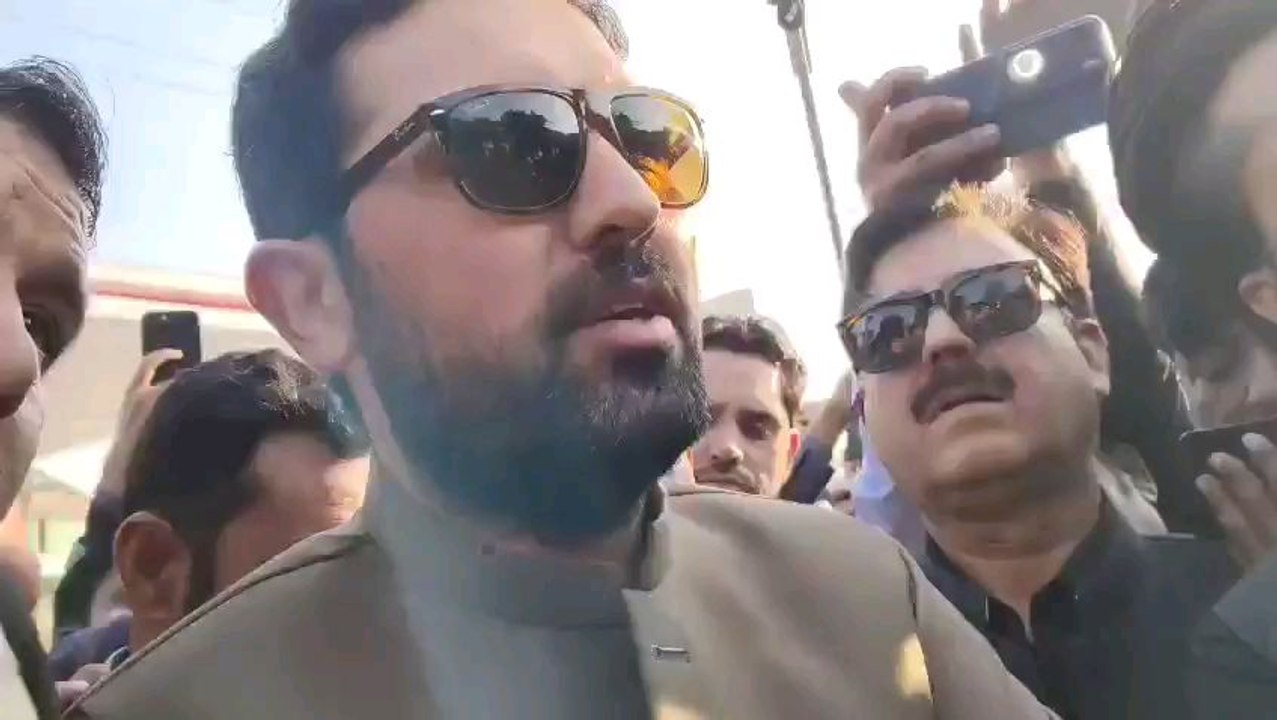 ‏میں ایک صوبے کے ساڑھے 4 کروڑ عوام کا نمائندہ ہوں، 8 ویں بار آ رہا ہوں، مجھے عمران خان سے کیوں نہیں ملنے دیا جا رہا؟ کیوں ایک صوبے کی تذلیل کی جا رہی ہے، ہم بھی آپ کے ساتھ ایسا سلوک کریں تو کیسا لگے گا، میں ملنے آیا ہوں، یہاں بیٹھوں گا، سہیل آفریدی